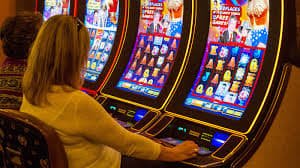 မြန်မာ Football ပွဲကို qqq22 တွင် live betting ကစားနေသည့် မြင်ကွင်း